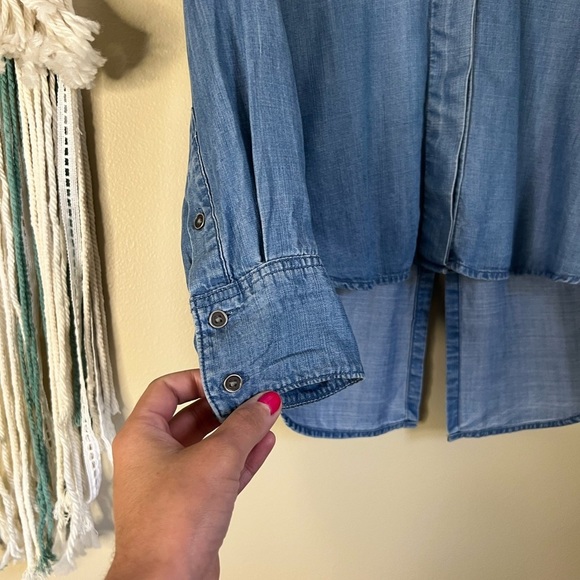 Anthropologie Cloth & Stone Chambray Split Back Shirt Blue Size XS - Picture 3 of 7